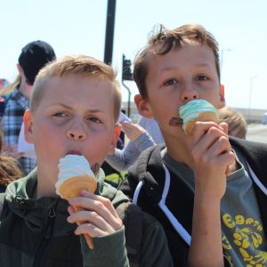 boys eating icecream